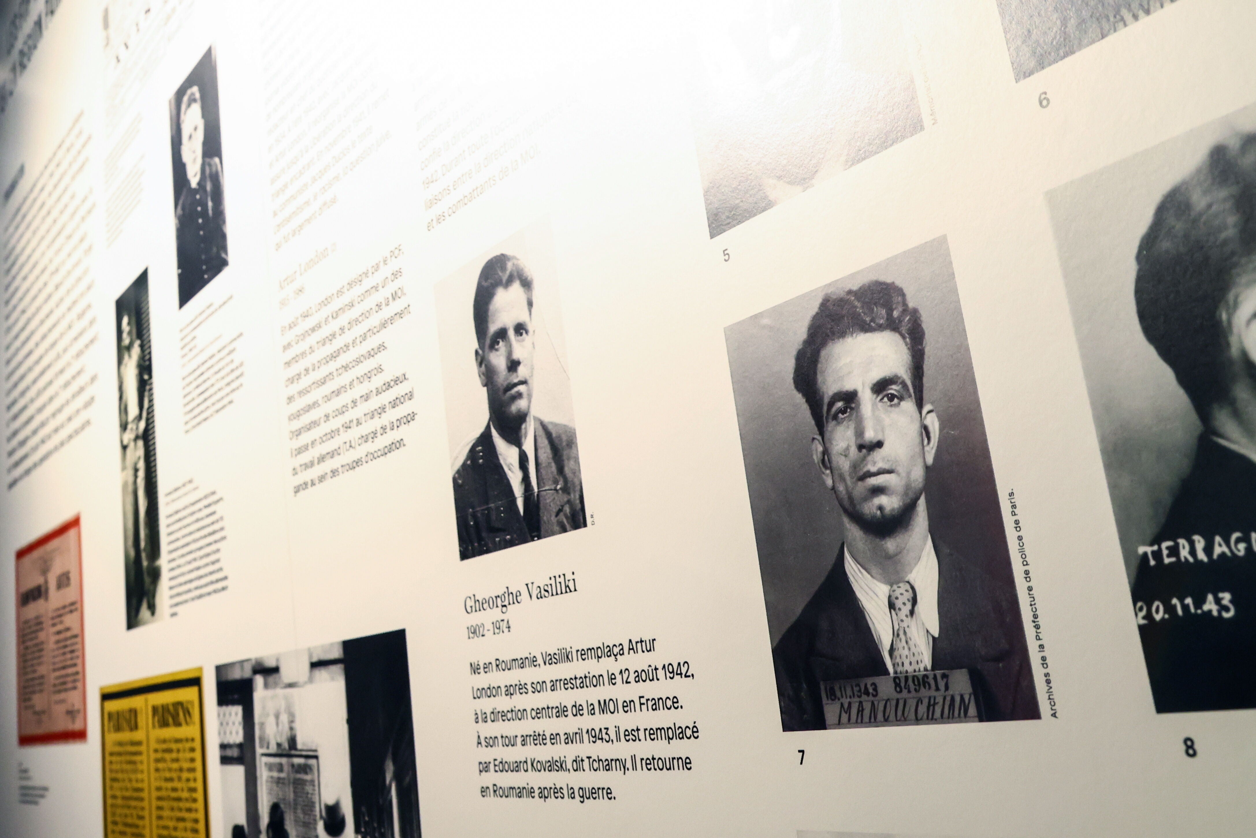 Retratos de Missak Manouchian y otros combatientes extranjeros contra la ocupación nazi, en un museo de París.