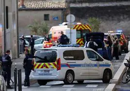 Agentes de la Policía francesa acordonan los alrededores del tribunal de Montpellier tras el suceso.