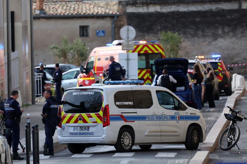 Agentes de la Policía francesa acordonan los alrededores del tribunal de Montpellier tras el suceso.