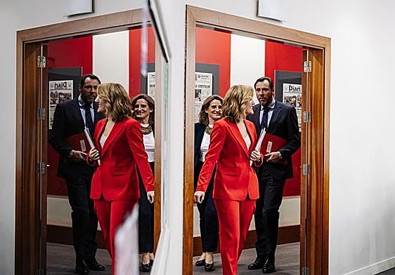 La portavoz del Gobierno, Pilar Alegría, con la vicepresidenta Tereas Ribera y el ministro Óscar Puente este martes en la Moncloa.