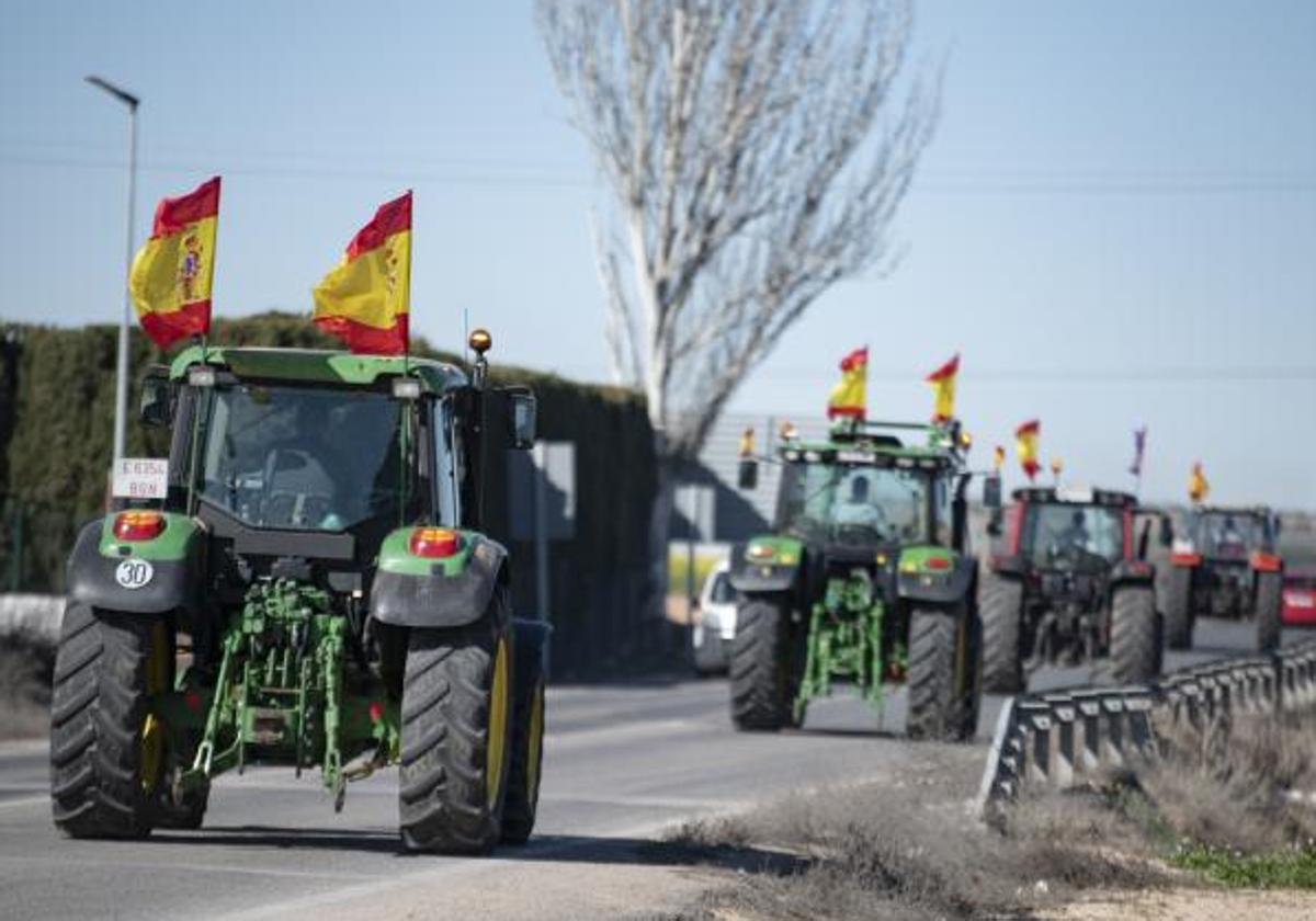 Columna de tractores que ha salido de Campo de Criptana, a su paso por Alcázar de San Juan en dirección a Madrid.