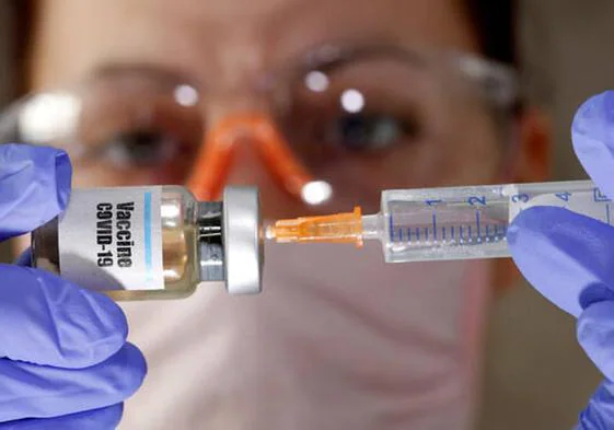 Enfermera preparando una vacuna