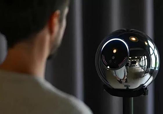 El sistema de Worldcoin escanea el iris del usuario para conseguir comprobar su identificación.