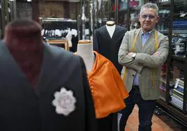 Enrique Gavilanes, sastre especializado en la confección de togas jurídicas y trajes para actos académicos universitarios.