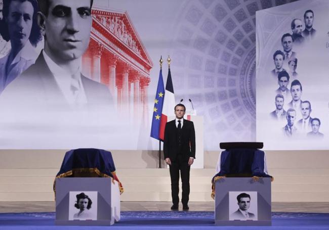 El presidente, Emmanuel Macron, junto a los féretros de Manouchian y su esposa Mélinée.