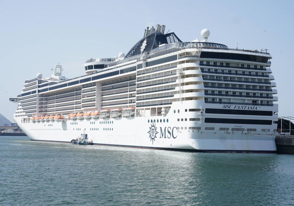 Un barco de MSC Cruceros en el puerto de Getxo.