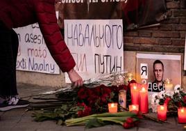 Homenajes improvisados al opositor ruso fallecido Alexéi Navalni.
