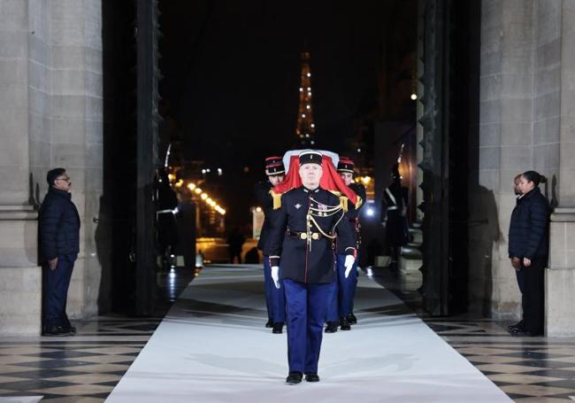 La entrada de los ataúdes al templo parisino.