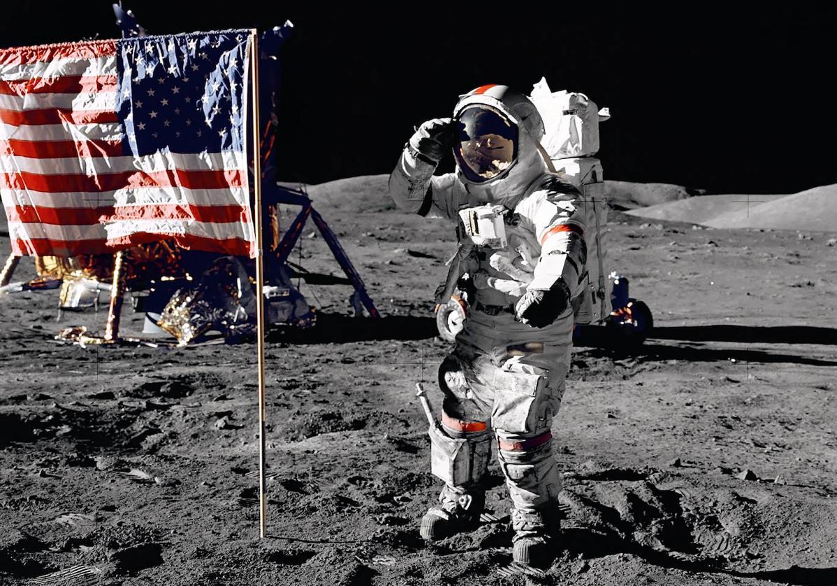 Cernan saluda ante la bandera estadounidense clavada sobre la superficie lunar.