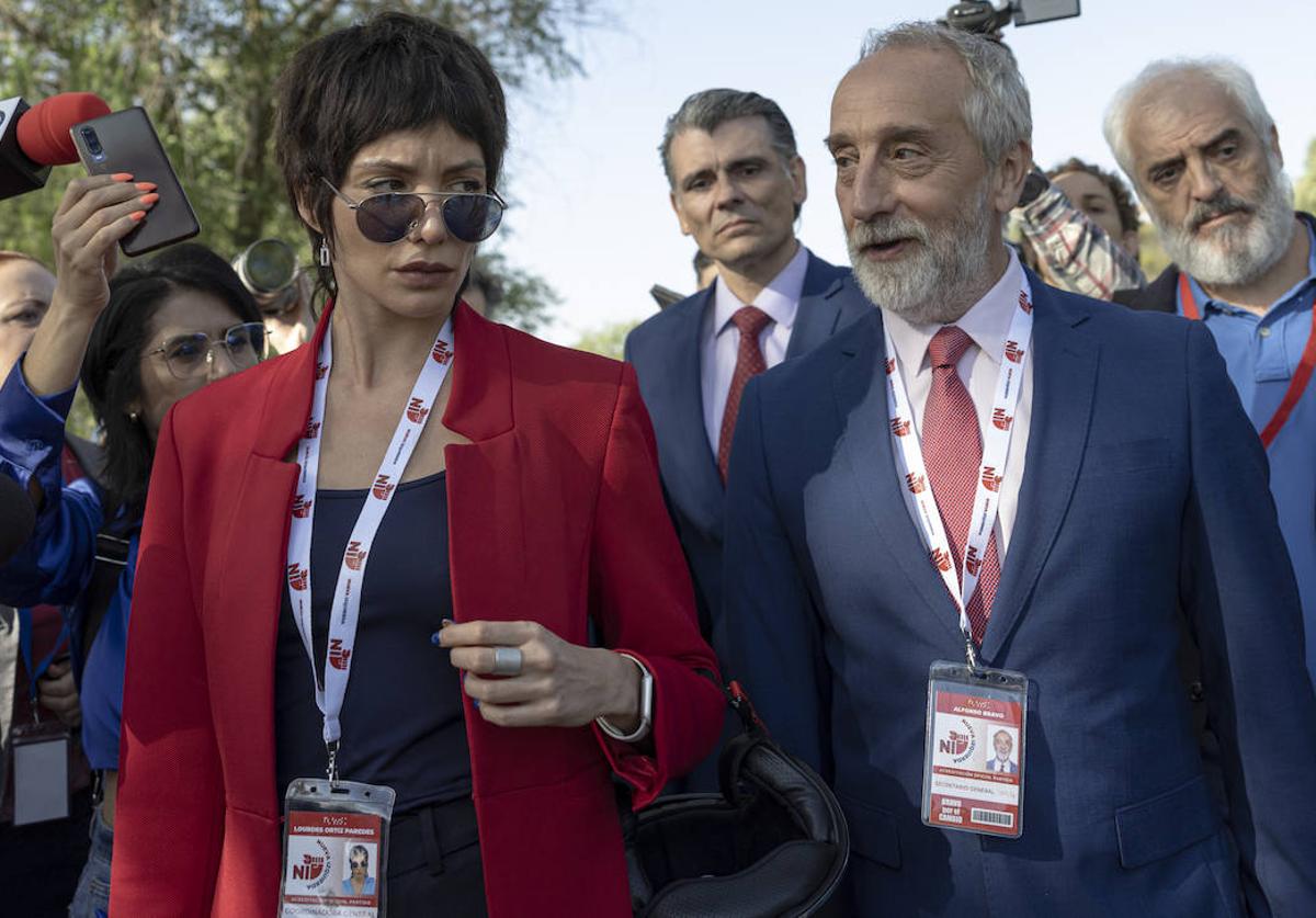 María Hervas, como Lourdes, en 'Políticamente incorrectos', junto a Gonzalo de Castro.