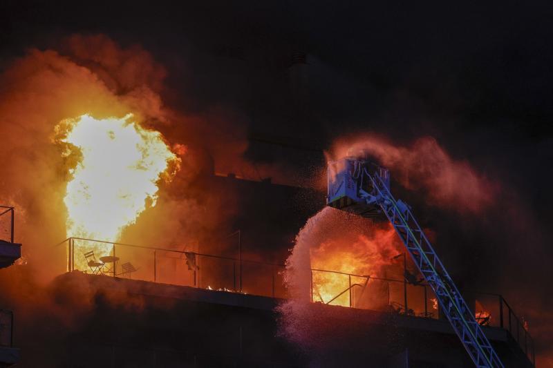 Los bomberos intentan salvar a los atrapados