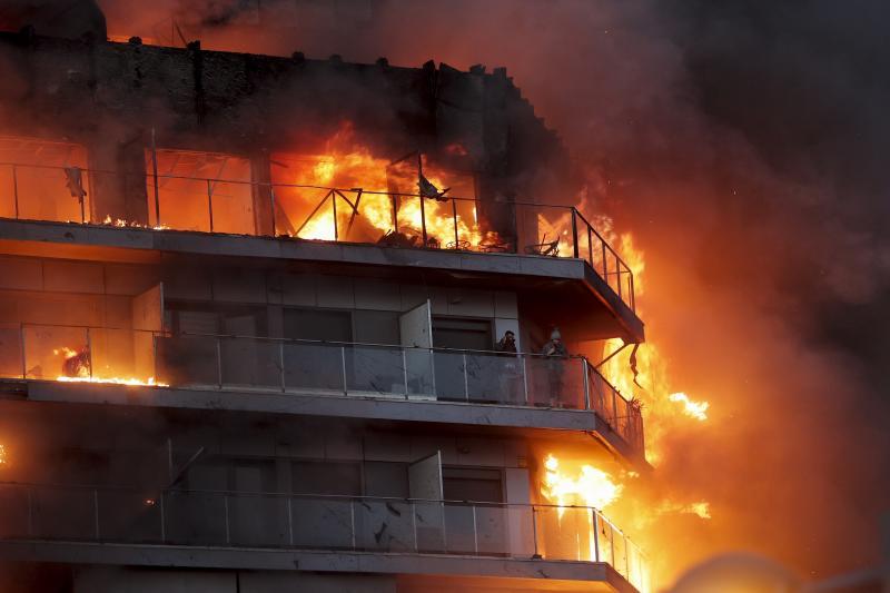 Dos personas han tenido que ser rescatados por los bomberos tras más de dos horas en el balcón.