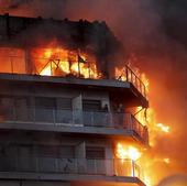 Un incendio devora un edificio de 14 plantas en Valencia