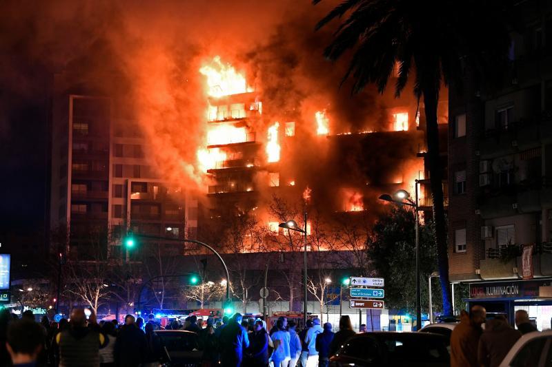 Los servicios de Emergencias continúan llegando a la zona del incendio.