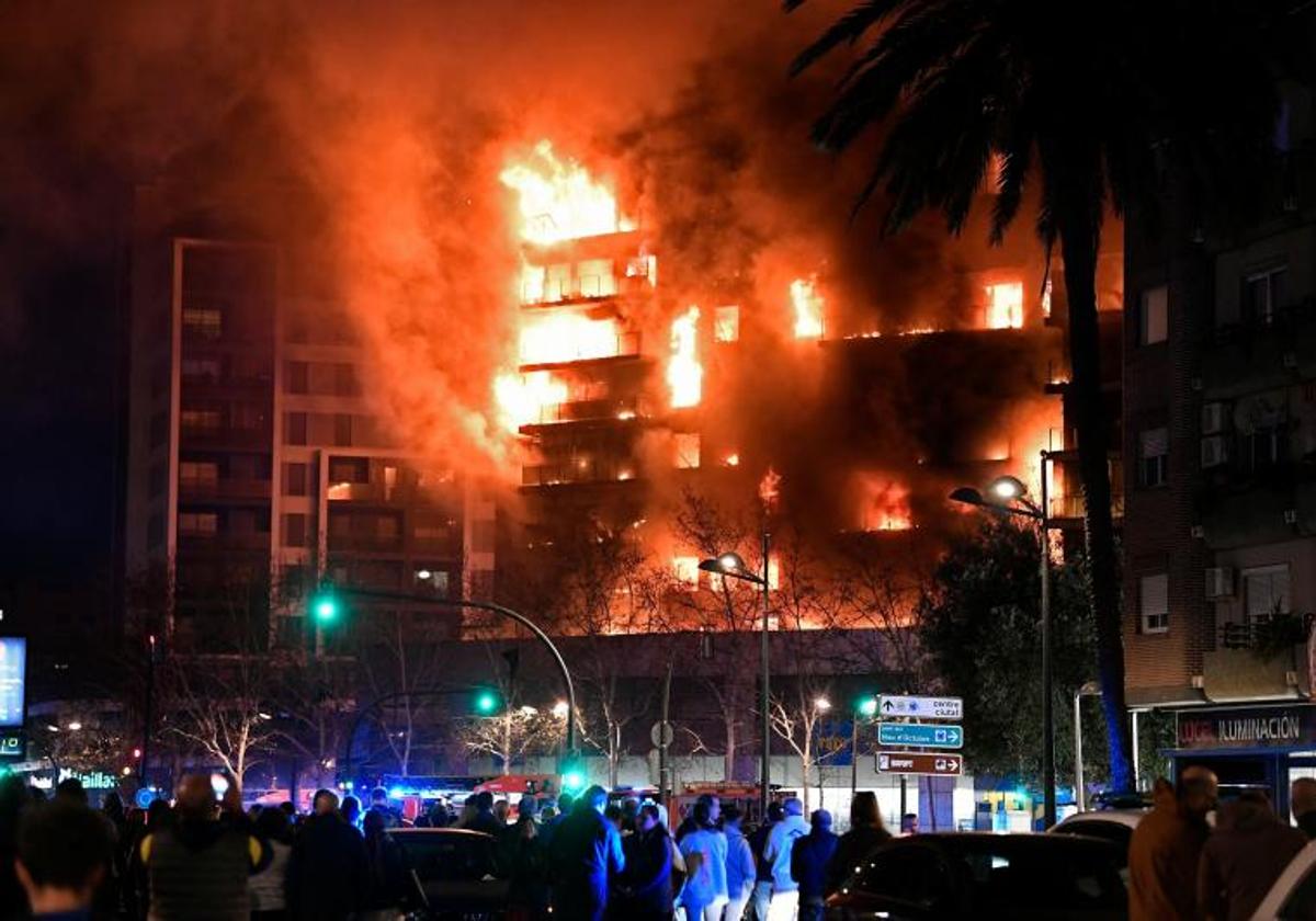 Las fuertes rachas de viento dificultan las labores de extinción en el incendio de Campanar