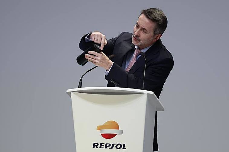 El consejero delegado de Repsol, Josu Jon Imaz, con un cable eléctrico en la presentación del plan estratégico.