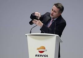 El consejero delegado de Repsol, Josu Jon Imaz, con un cable eléctrico en la presentación del plan estratégico.