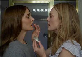 Natalie Portman y Julianne Moore en una escena de 'Secretos de un escándalo' que homenajea 'Persona' de Bergman.