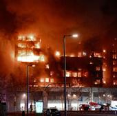 Un pavoroso incendio devora un edificio de 14 plantas en Valencia y deja 13 heridos