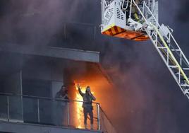 Vecinos en el edificio de Campanar afectado por las llamas