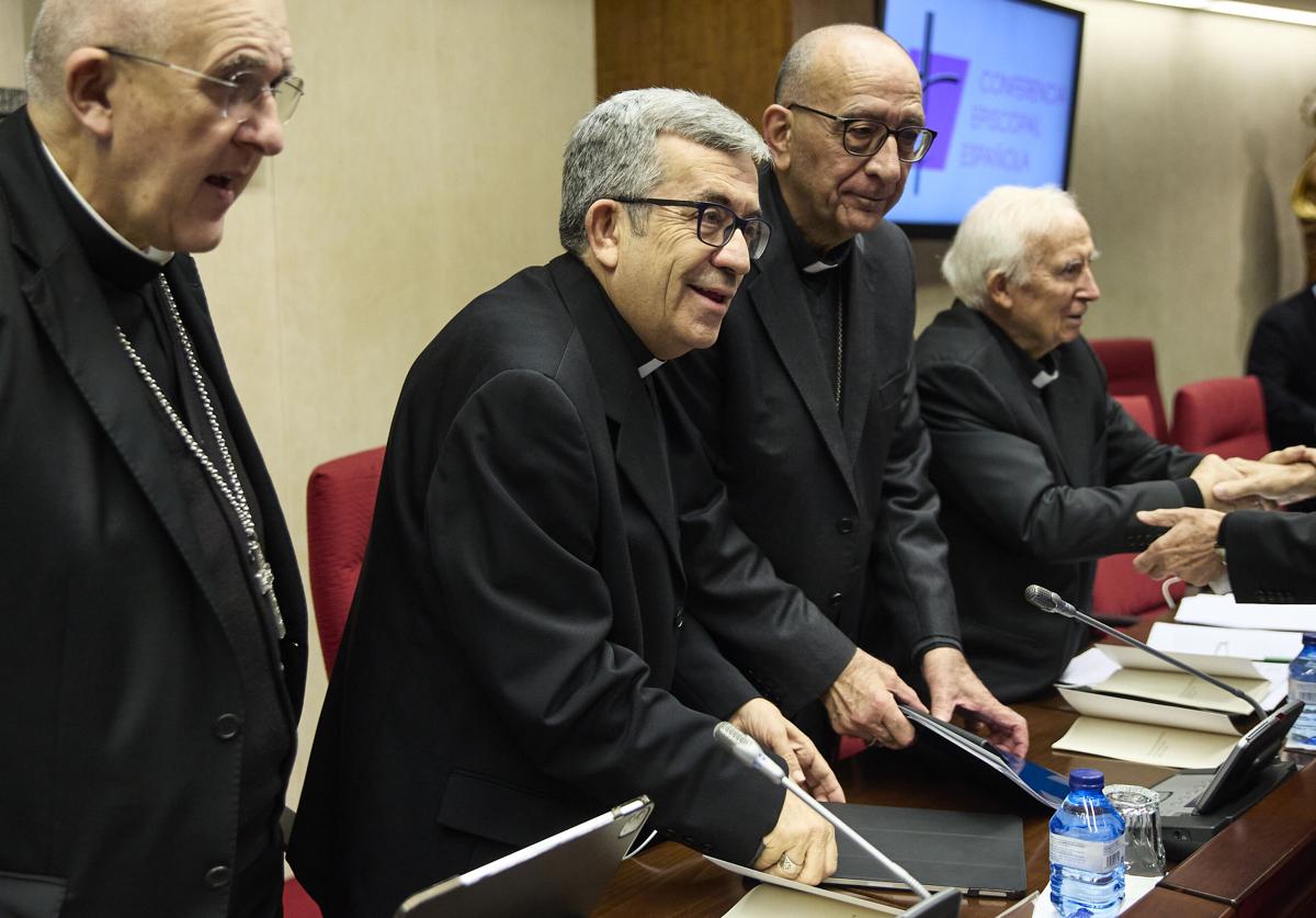 Luis Argüello y el actual presidente de la CEE, el cardenal Juan José Omella, ambos en el centro de la imagen.