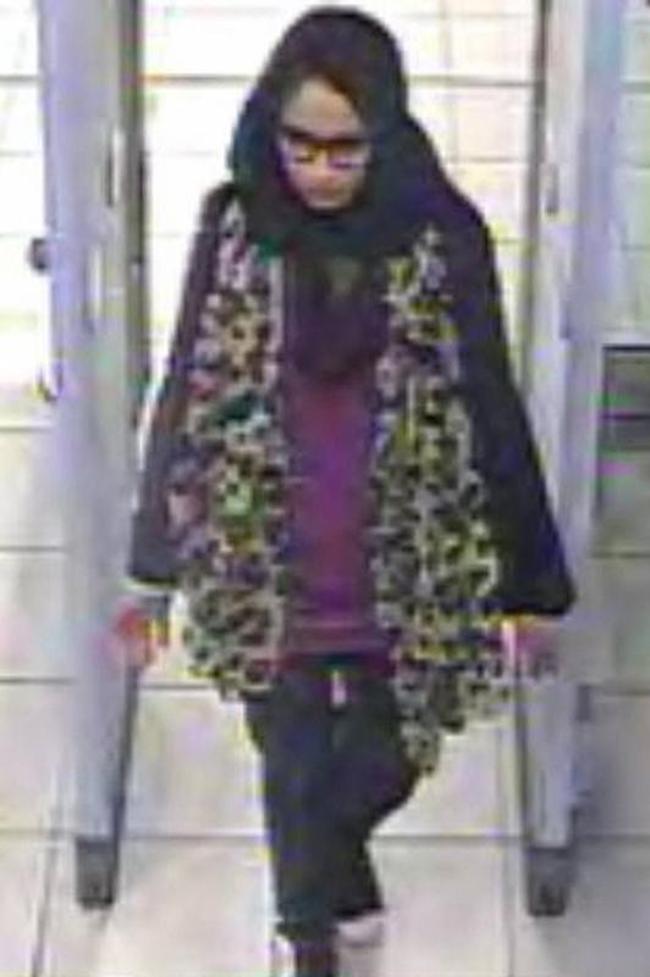 Shamima Begum pasando el control de seguridad en el aeropuerto de Gatwick, en febrero de 2015, rumbo a Siria para unirse al Estado Islámico.