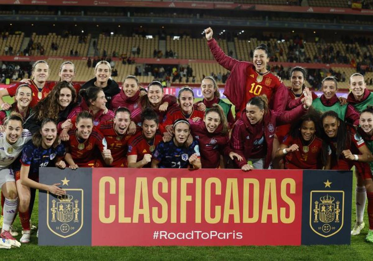 Las jugadoras de la selección española celebran su clasificación para los Juegos Olímpicos de París