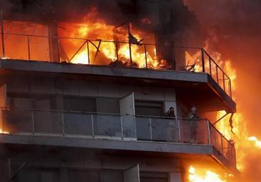 La pareja atrapada en el incendio de Valencia: «La actuación de los bomberos fue increíble. Arriesgaron sus vidas para salvarnos»