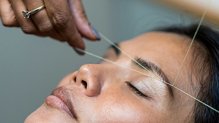 Estos son los 5 productos de maquillaje que necesitas para tener unas cejas perfectas
