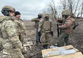 Un grupo de hombres recibe en el Donbás el curso de preparación que les abre las puertas a la primera línea de combate.