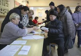 Un grupo de votantes se registra este domingo en una mesa electoral de la localidad bielorrusa de Cherven para poder depositar su papeleta.