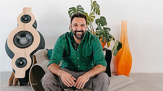 Un diseñador italiano construye el mobiliario de una cafetería con posos de café