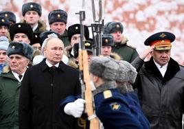 Vladímir Putin durante la ofrenda floral en la Tumba del Soldado Desconocido el viernes en Moscú.