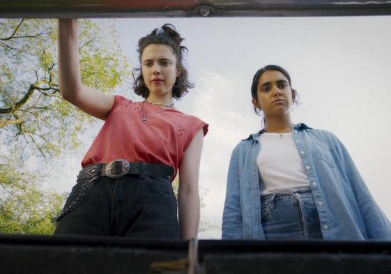 Geraldine Viswanathan y Margaret Qualley son Marian y Jamie.