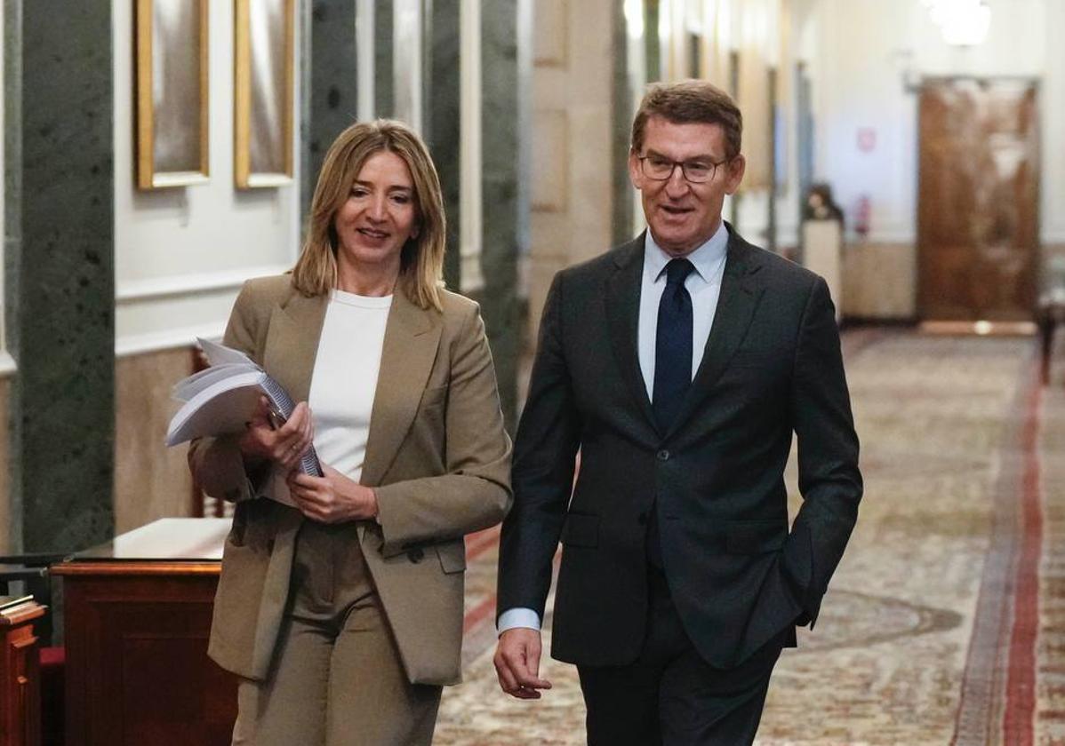 Alicia García, portavoz del PP en el Senado, junto a Alberto Núñez Feijóo.