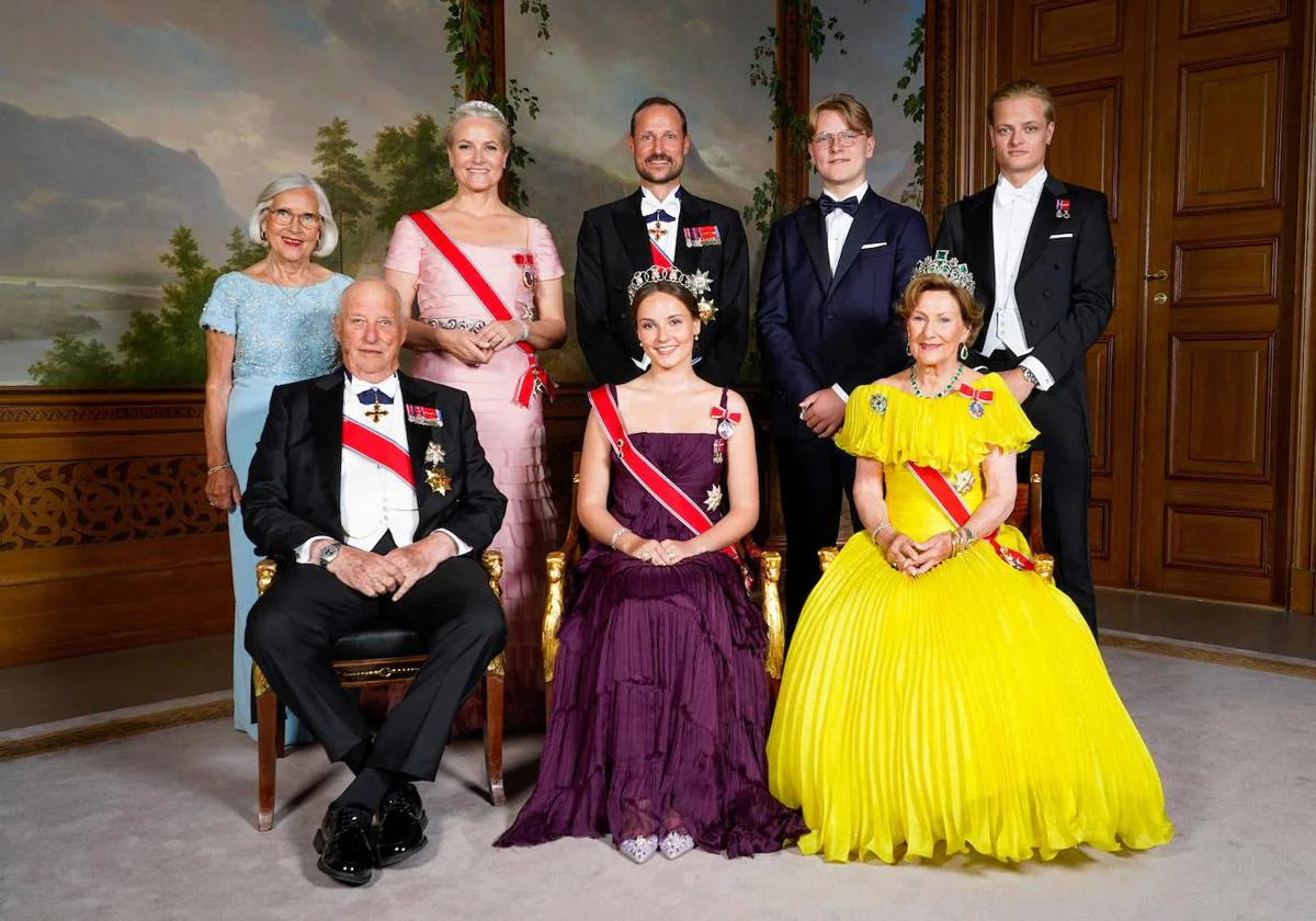 Harald y Sonia de Noruega (sentados a la izquierda y a la derecha), con parte de su familia.