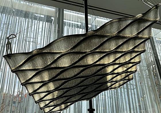 Parasol fabricado con una impresora 3D y residuos de neumáticos fuera de uso.