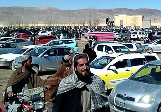 El exterior del campo de Sheberghan estaba el lunes lleno de coches de los asistentes a la ejecución.