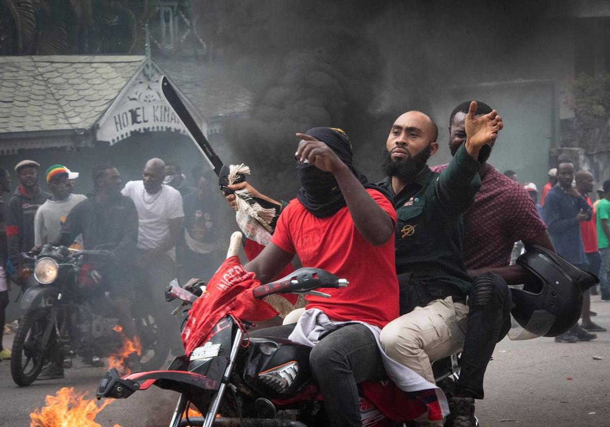 Imagen principal - Las protestas para exigir la renuncia del mandatario interino se han radicalizado en todo Haití.