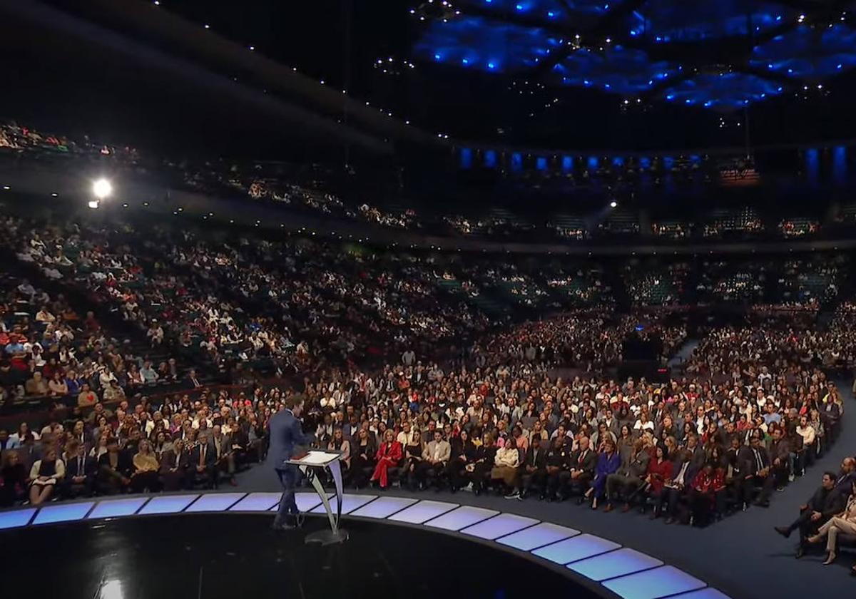 Miles de personas asisten a misa en la iglesia evangélica de Lakewood, la más grande de Estados Unidos.