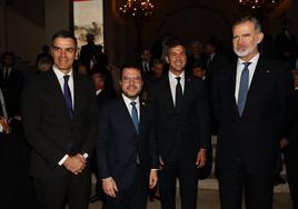 De izquierda a derecha, Pedro Sánchez, Pere Aragonès, el presidente de Paraguay, Santiago Peña, y el rey Felipe VI.