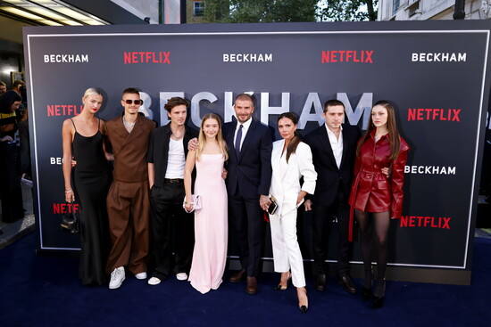 Mia Regan, Romeo Beckham y su familia asisten al estreno de Beckham en Londres