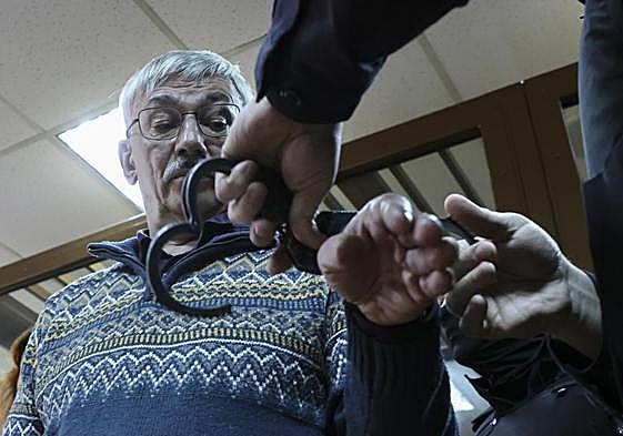 Orlov, esposado durante el juicio en el que ha sido concenado.