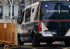 Un furgón de la Guardia Civil traslada el pasado jueves a la Audiencia Nacional a los detenidos en el 'caso Koldo'.