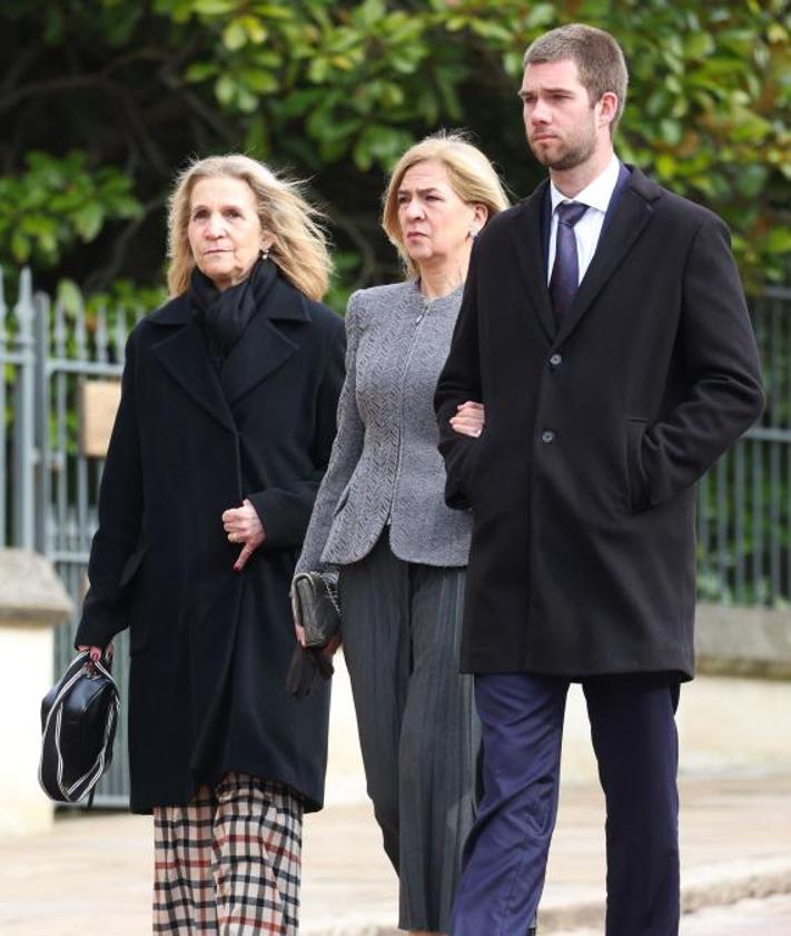 Imagen secundaria 2 - Arriba, Felipe VI, doña Letizia y el rey emérito, durante la misa. Abajo, la reina Sofía en la misa y las infantas Elena y Cristina, acompañada por su hijo Juan. 