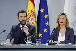 El ministro de Economía, Carlos Cuerpo y la portavoz del Gobierno, Pilar Alegría, durante la rueda de prensa posterior a la reunión del Consejo de Ministros.