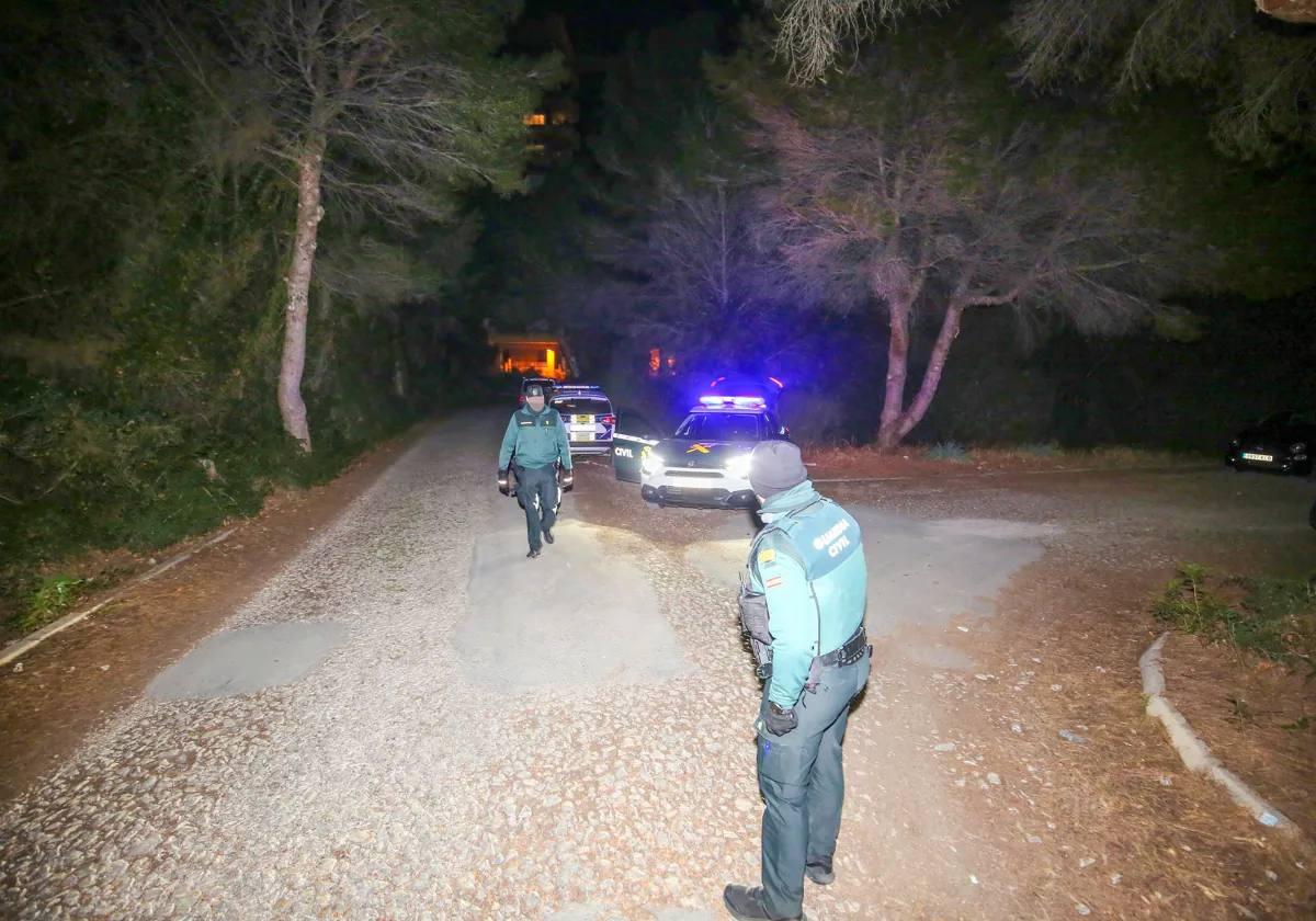 Una patrulla de la Guardia Civil corta el tráfico en una carretera cerca de la escena del crimen.