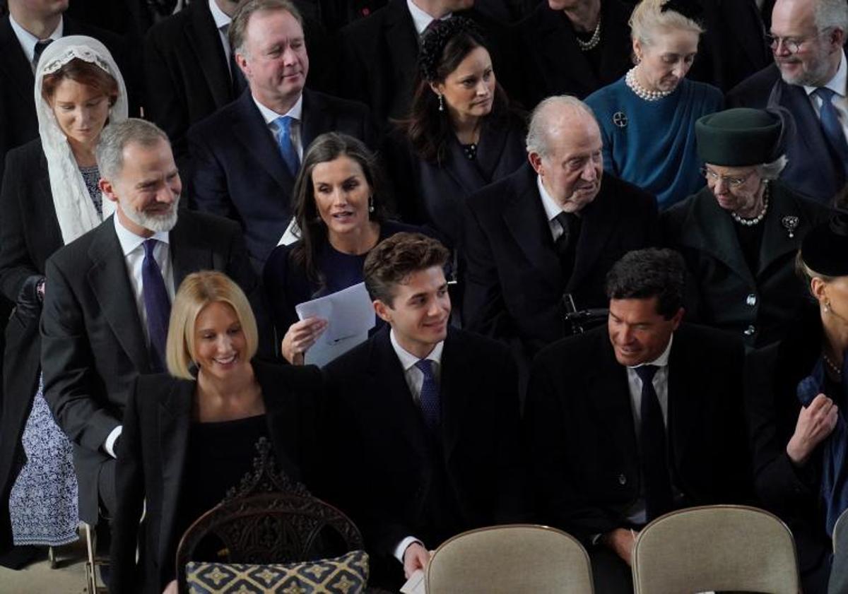 Imagen principal - Arriba, Felipe VI, doña Letizia y el rey emérito, durante la misa. Abajo, la reina Sofía en la misa y las infantas Elena y Cristina, acompañada por su hijo Juan. 