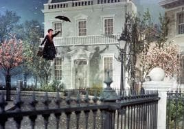 La actriz Julia Andrews durante una secuencia de la película 'Mary Poppins'