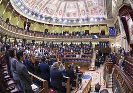 Minuto de silencio guardado en memoria de los diez fallecidos en el incendio de Valencia, antes del pleno del Congreso